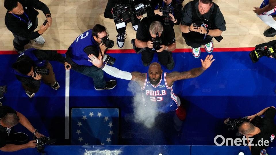 LeBron James wirft Kreide in die Luft. Bild: Matt Slocum/AP/dpa