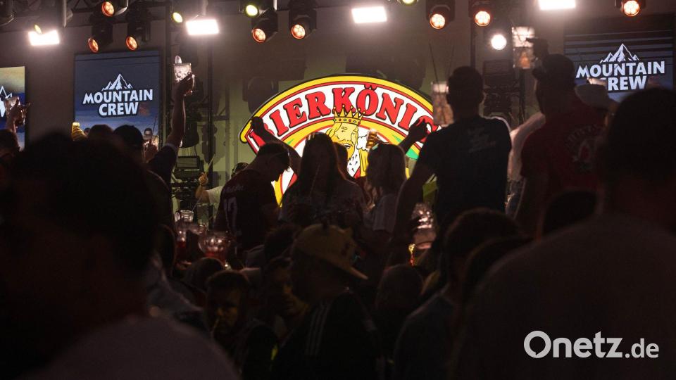 Für manche ist das Closing mehr als eine große Party – sie kommen jedes Jahr wieder. Bild: Clara Margais/dpa