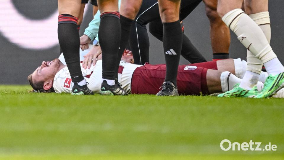Knockout: Calvin Brackelmann liegt nach dem Kopftreffer verletzt am Boden. Bild: Harry Langer/dpa