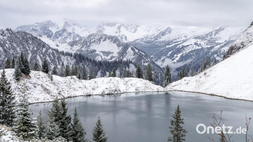 Schnee am Seealpsee. Bild: Jan Eifert/dpa