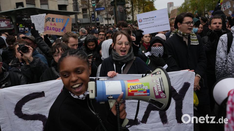 Die Proteste richten sich mittlerweile auch gegen die hohen Preise für Sprit, Lebensmittel und Mieten. Bild: Thibault Camus/AP/dpa