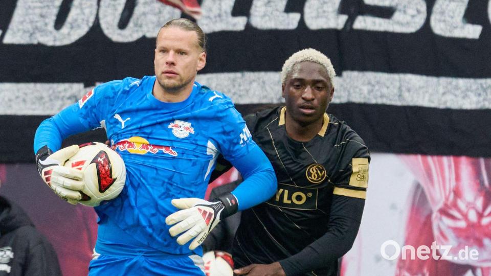 Zwei der auffälligsten Aklteure der ersten Halbzeit: Torwart Orjan Nyland (RB Leipzig, l) und David Mokwa (SV 07 Elversberg). Bild: Hendrik Schmidt/dpa