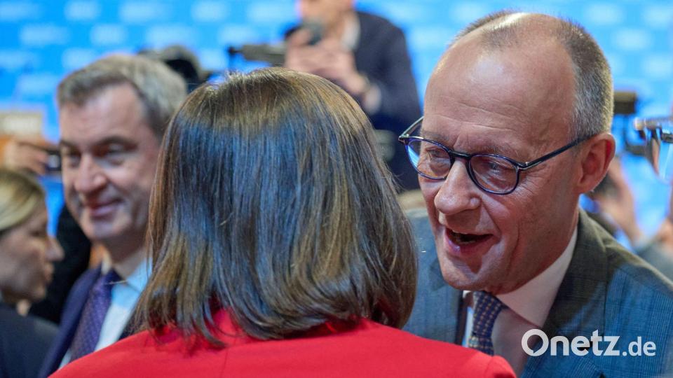 Ilse Aigner wird auf dem Parteitag gefeiert - und vom Kanzler auf beide Wangen geküsst. Bild: Peter Kneffel/dpa