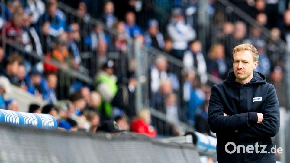 Frustriert an der Seitenlinie: KSC-Coach Maximilian Senft. Bild: Julius Frick/dpa