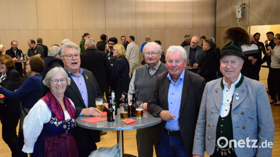Die Weidener Genossen empfangen Vereinsvorstände. Bild: Helmut Kunz