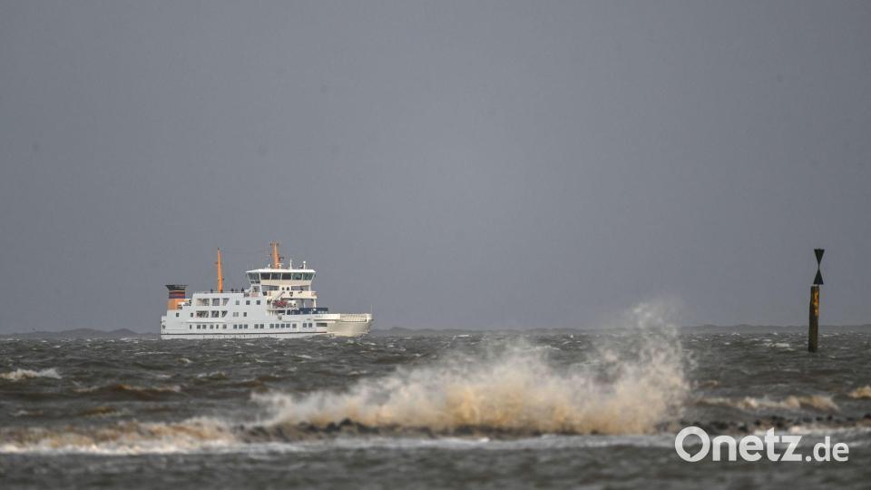 Eine Fähre der Reederei Frisia fährt bei starkem Wellengang in Richtung Norddeich. Bild: Lars Penning/dpa