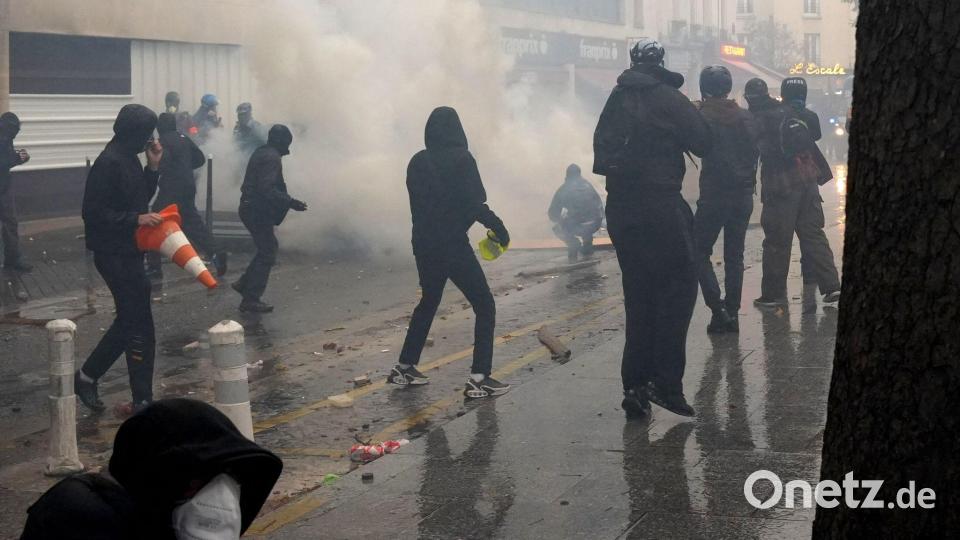 Vermummte Demonstranten liefern sich in Paris Auseinandersetzungen mit der Polizei. Bild: Alexander Franz/dpa