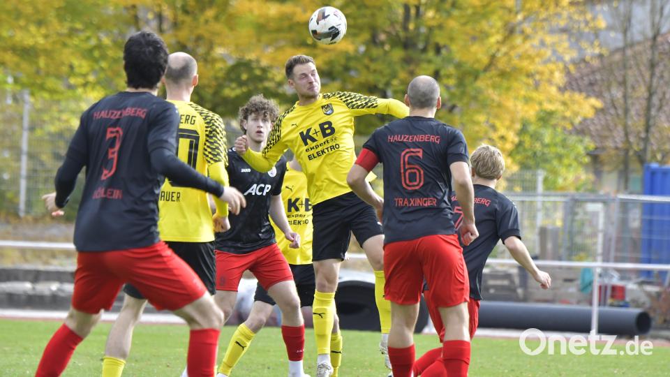 Matthias Graf (Mitte) vom FC Amberg befindet sich hier mitten im Zweikampfgeschehen gegen die Hauzenberger. Am Ende mussten sich die Amberger dem Bayernliga-Absteiger mit 1:2 geschlagen geben. Bild: Hubert Ziegler