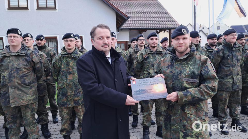 Kompaniechef Hauptmann Torben Patschkowsky (rechts) überreichte Bürgermeister Reinhard Schwarz eine Erinnerungsplakette zum 40-jährigen Bestehen der Patenschaft. Dazu war die 4. Kompanie des Panzerbataillons 104 zum Appell am Gemeindehaus in Trausnitz angetreten. Bild: Rudolf Hirsch