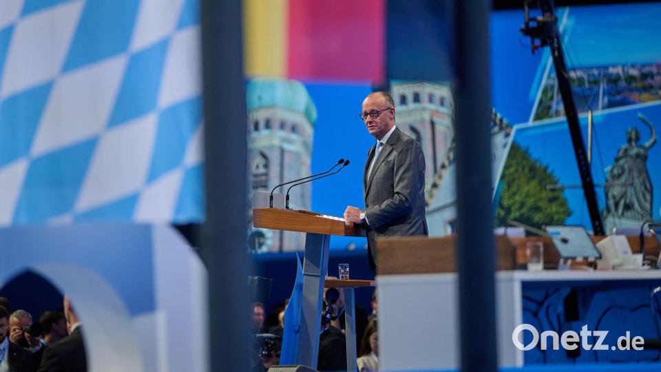 Der Kanzler bekommt fast so viel Applaus wie der CSU-Chef. Bild: Peter Kneffel/dpa