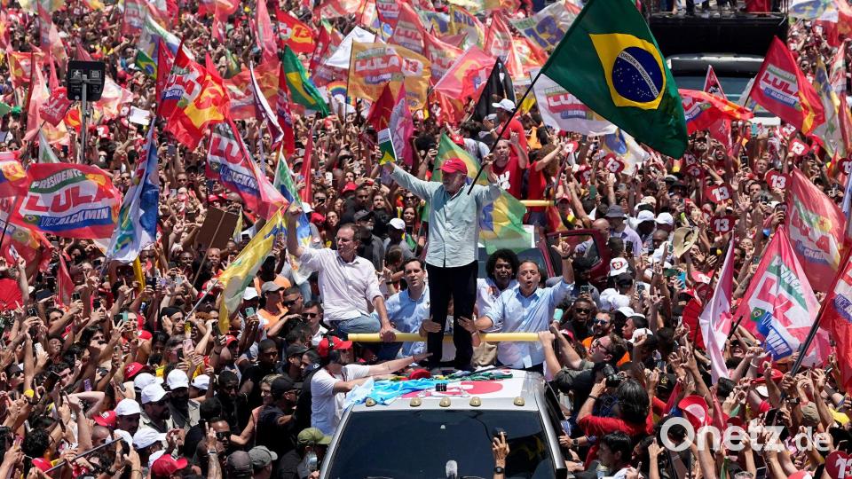 Brasiliens Präsident Luiz Inácio Lula da Silva, aufgenommen bei seiner letzten Wahlkampfkundgebung am Strand von Copacabana Bild: Silvia Izquierdo/AP/dpa