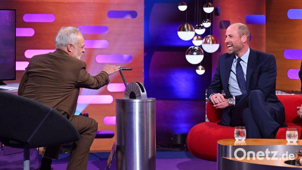 Prinz William (rechts) erzählt Gastgeber Graham Norton (links) von seinen alternativen Berufswünschen. (Handout) Bild: Matt Crossick/Press Association/PA Wire/dpa