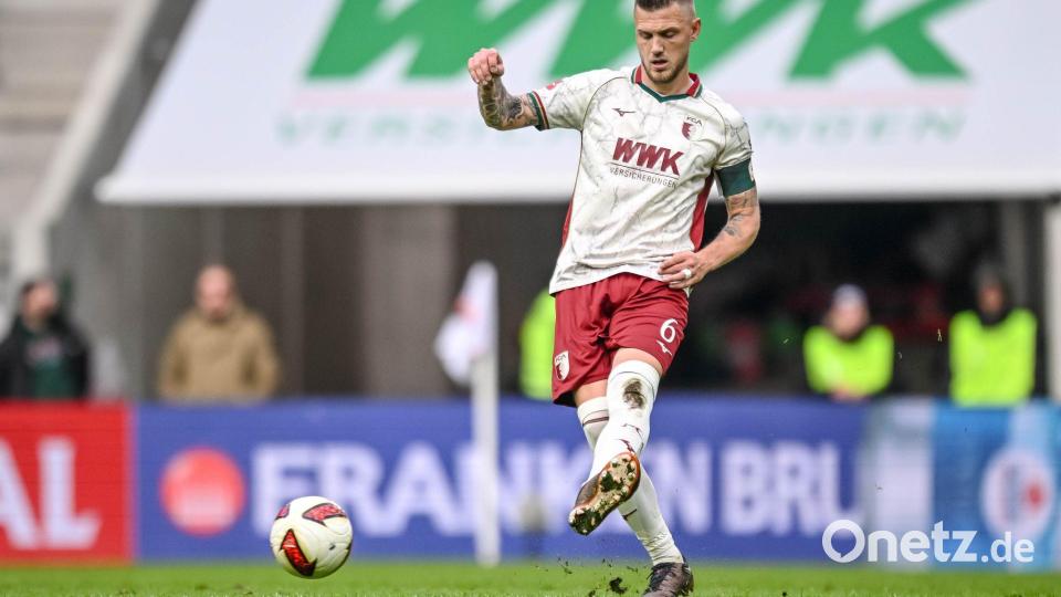 Der neue Augsburger Rekordspieler: Jeffrey Gouweleeuw. Bild: Harry Langer/dpa