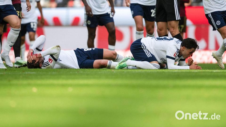 Robin Gosens und Soufiane El-Faouzi müssen nach einem Kopfzusammenstoß behandelt werden. Bild: Marius Becker/dpa