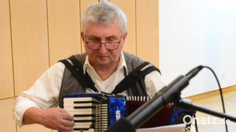 Herbert Schmidt umrahmt die Veranstaltung musikalisch. Bild: Helmut Kunz