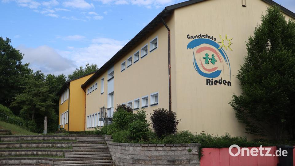 Verschiedene Gewerke wurden in der jüngsten Sitzung des Gemeinderates für den Anbau der Offenen Ganztagesschule im rückwärtigen Bereich der Grundschule Rieden vergeben. In wenigen Tagen soll es mit den Aushubarbeiten losgehen. Bild: Michael Rabenhofer