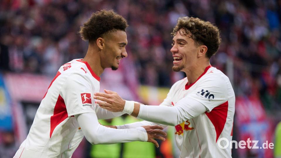 Tidiam Gomis (RB Leipzig, l) jubelt nach seinem Tor zum 1:0 mit Neil El Aynaoui (RB Leipzig). Bild: Hendrik Schmidt/dpa