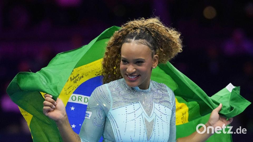 Brasiliens Turn-Star Rebeca Andrade freut sich über Sprung-Gold. Bild: Francisco Seco/AP/dpa
