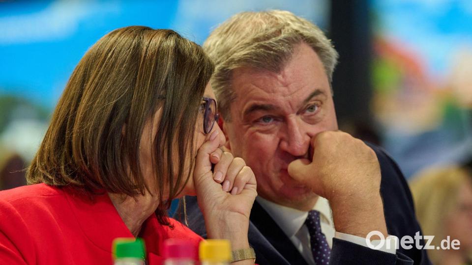 Ilse Aigner (CSU), Präsidentin des bayerischen Landtags, und Markus Söder, CSU-Vorsitzender, sitzen beim CSU-Parteitag nebeneinander und unterhalten sich. Bild: Peter Kneffel/dpa