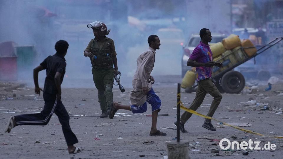 Nach dem Einsturz eines mehrstöckigen Gebäudes in Nairobi setzt die kenianische Polizei Tränengasgranaten ein, um Menschen vom Unglücksort zu vertreiben. Bild: Brian Inganga/AP/dpa