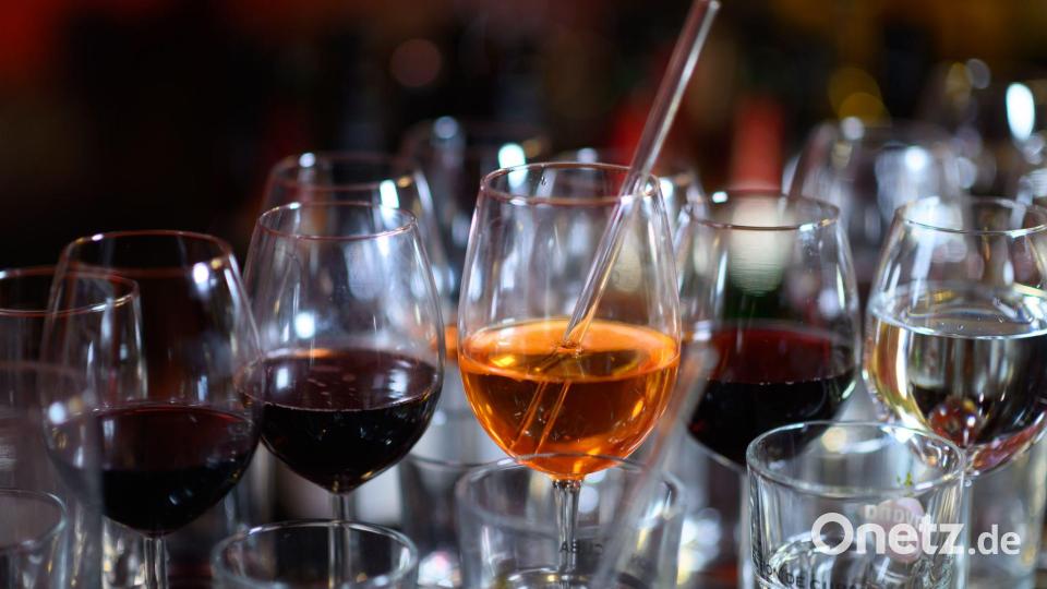 Obwohl die meisten Befragten selbst Alkohol konsumieren, sehen viele den Konsum anderer kritisch. (Symbolbild) Bild: Robert Michael/dpa