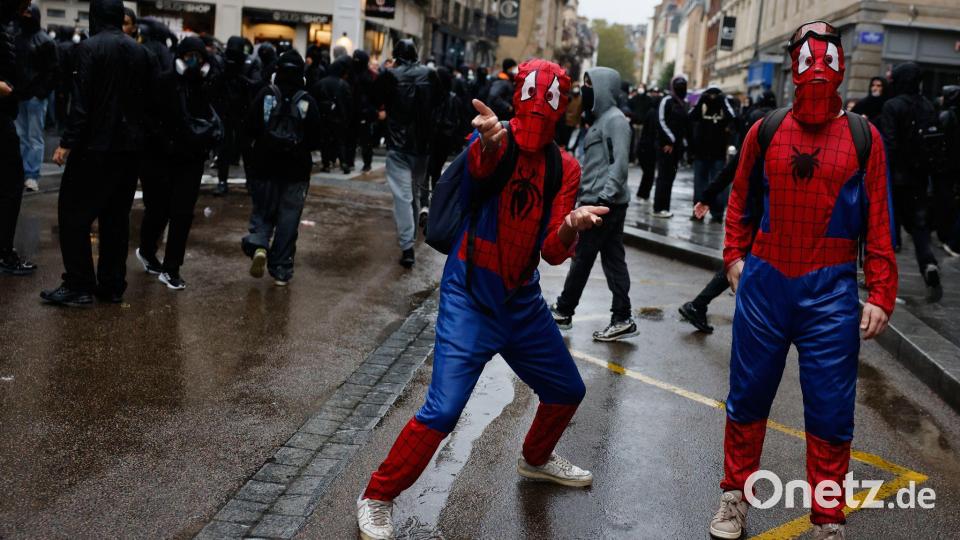 Als Spider-Man verkleidete Demonstranten protestieren in Rennes. Bild: Jeremias Gonzalez/AP/dpa