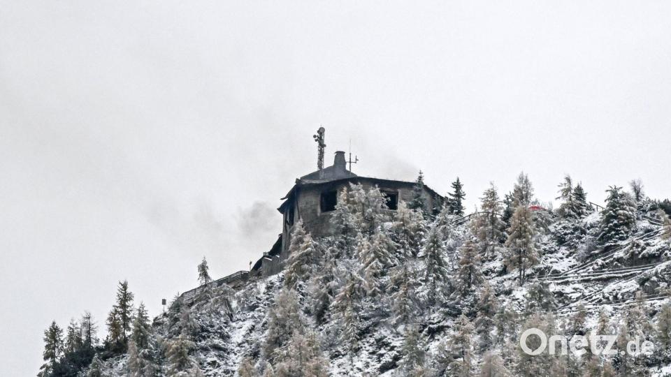 Das durch einen Brand schwerbeschädigte Kehlsteinhaus auf dem Obersalzberg bei Berchtesgaden. In der historischen Berggaststätte war am Freitagabend ein Großbrand ausgebrochen. Bild: Jason Tschepljakow/dpa