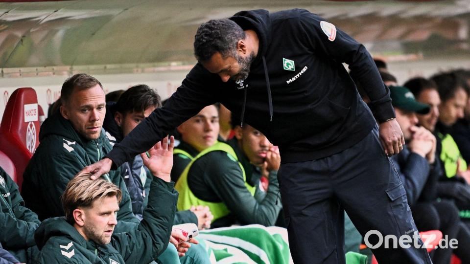 Trainer Daniel Thioune (SV Werder Bremen, r) und Niclas Füllkrug (SV Werder Bremen, l) nach dessen Auswechslung. Bild: Florian Wiegand/dpa