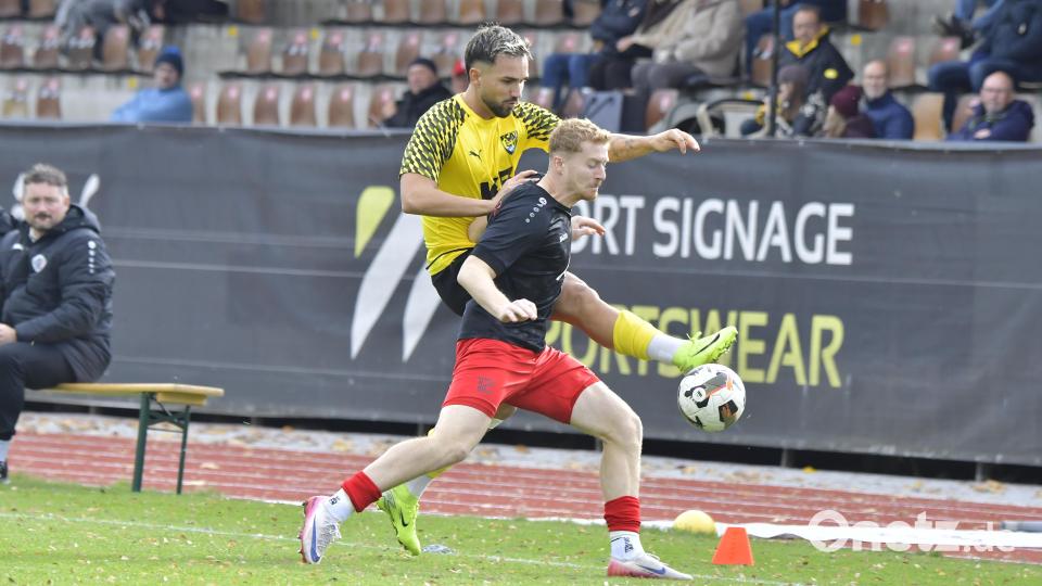 Kenan Muslimovicz (links) vom FC Amberg bemüht sich hier kurz vor der Außenlinie in diesem Zweikampf um die Ballherrschaft. Bild: Hubert Ziegler