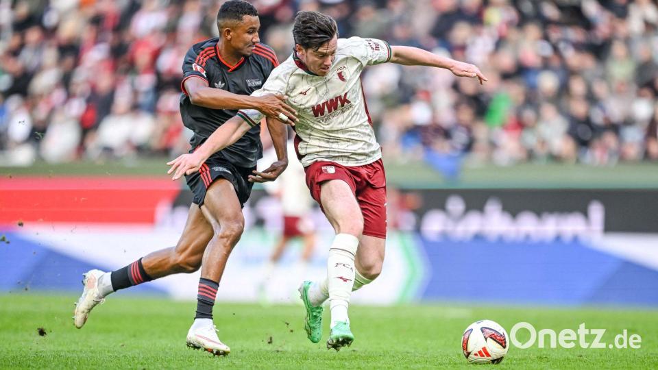 Ein Zupfer von hinten - und Felix Uduokhai (l) sieht nach der Notbremse gegen Michael Gregoritsch die Rote Karte. Bild: Harry Langer/dpa