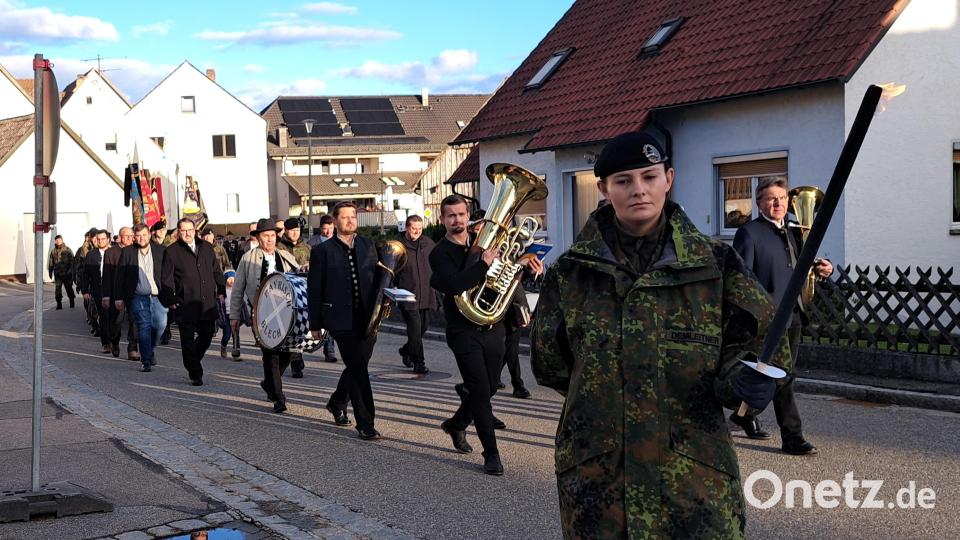 Unter Musikbegleitung marschierten die Gemeindevertreter und die Soldaten zum Gemeindehaus in Trausnitz. Dort erfolgte der Appell zur Feier der Patenschaft. Bild: Rudolf Hirsch