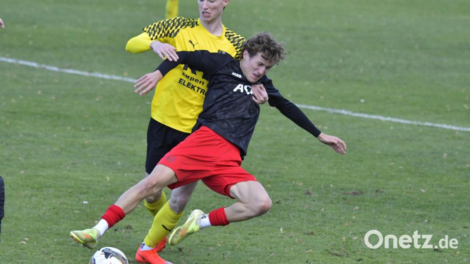 Jonas Pirner (links) vom FC Amberg im Zweikampf an der Außenlinie gegen einen Hauzenberger. Bild: Hubert Ziegler
