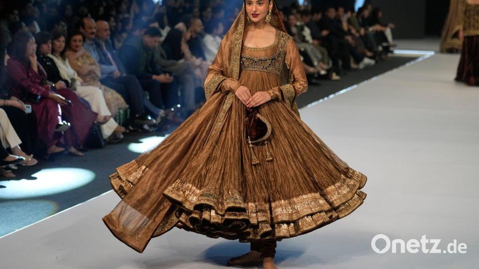 Ein Model präsentiert ein Modell des Designers Mihha. Bild: K.M. Chaudary/AP/dpa