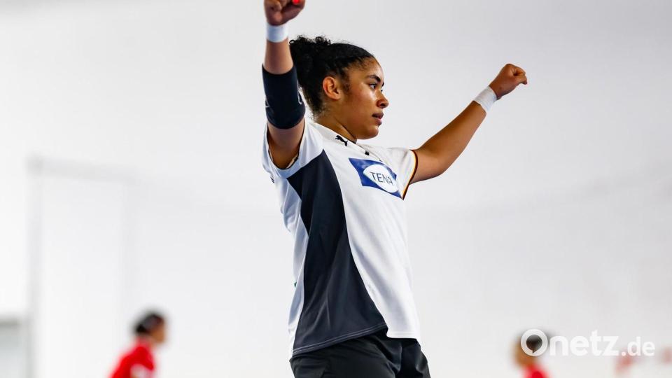 Mariella Koumtoudji Tchatat feiert mit den DHB-Juniorinnen den größten Erfolg ihrer noch jungen Handball-Karriere. Bild: Sasa Pahic Szabo/kolektiff/dpa