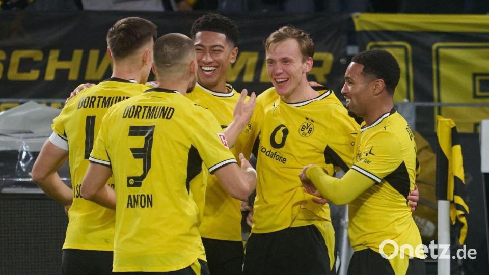 Maximilian Beier (2.v.r.) schoss das Siegtor für den BVB. Bild: Bernd Thissen/dpa