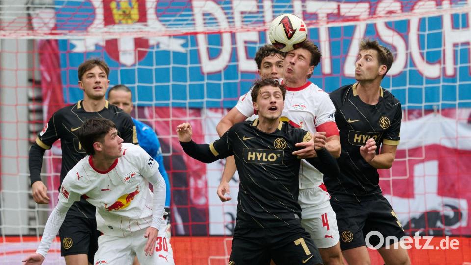 Maurice Krattenmacher (SV 07 Elversberg, vorne M) und Willi Orbán (RB Leipzig, 2.v.r) kämpfen um den Ball. Bild: Hendrik Schmidt/dpa