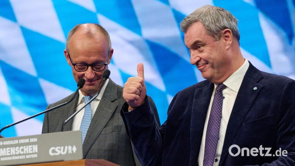 Friedrich Merz und Markus Söder stehen auf dem CSU-Parteitag eng zusammen. Bild: Peter Kneffel/dpa