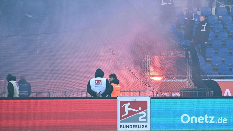 Das Niedersachsen-Derby zwischen Braunschweig und Hannover musste wegen Ausschreitungen von Gästefans unterbrochen werden. Bild: Swen Pförtner/dpa