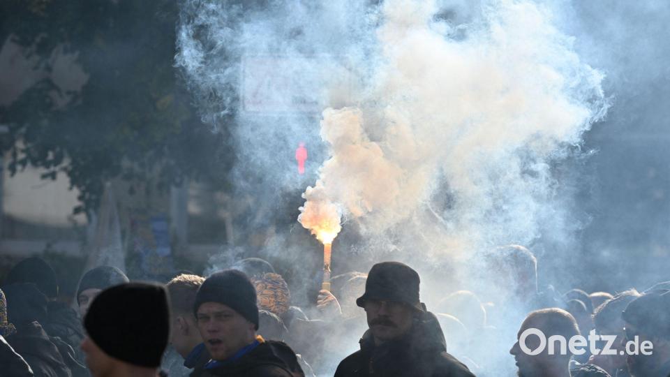 Rauchschwaden beim Braunschweiger Fan-Marsch zum Niedersachsen-Derby. Bild: Swen Pförtner/dpa