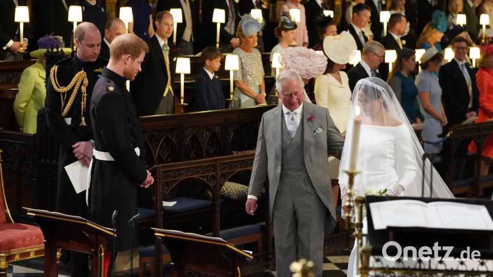 Der damalige Prinz Charles führte Meghan Markle 2018 zum Altar. (Archivbild) Bild: Jonathan Brady/PA Wire/dpa