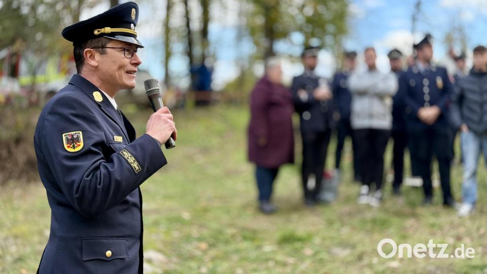 Auch Kreisbrandinspektor Armin Daubenmerkl richtete ein paar Worte an die Einsatzkräfte und die Gläubigen. Bild: gri
