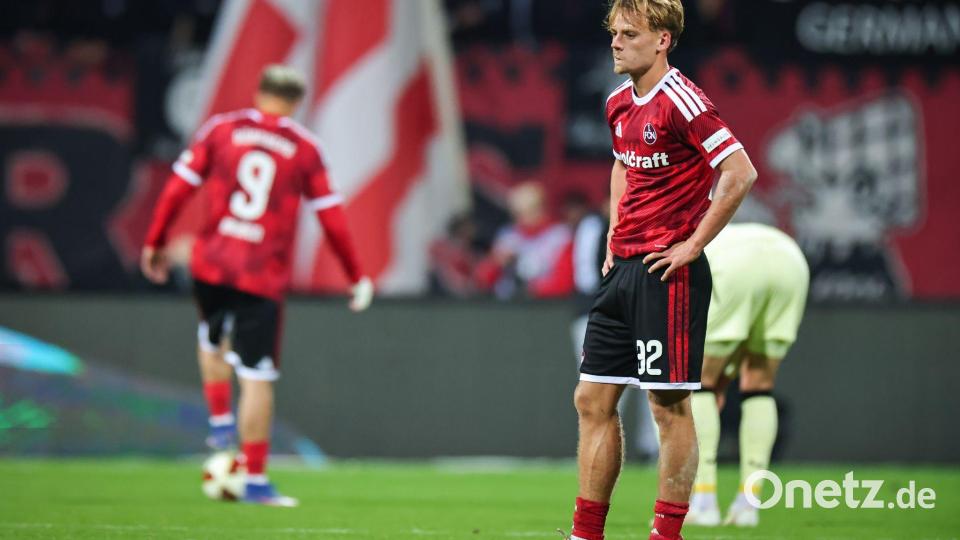Nach dem Abpfiff war die Enttäuschung groß bei Nürnbergs Tim Janisch. Bild: Daniel Karmann/dpa