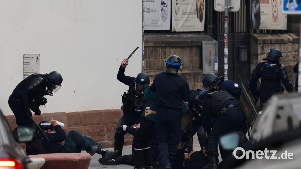 Am Rande der Demonstrationen kam es immer wieder zu Gewalt. Bild: Jean-Francois Badias/AP/dpa