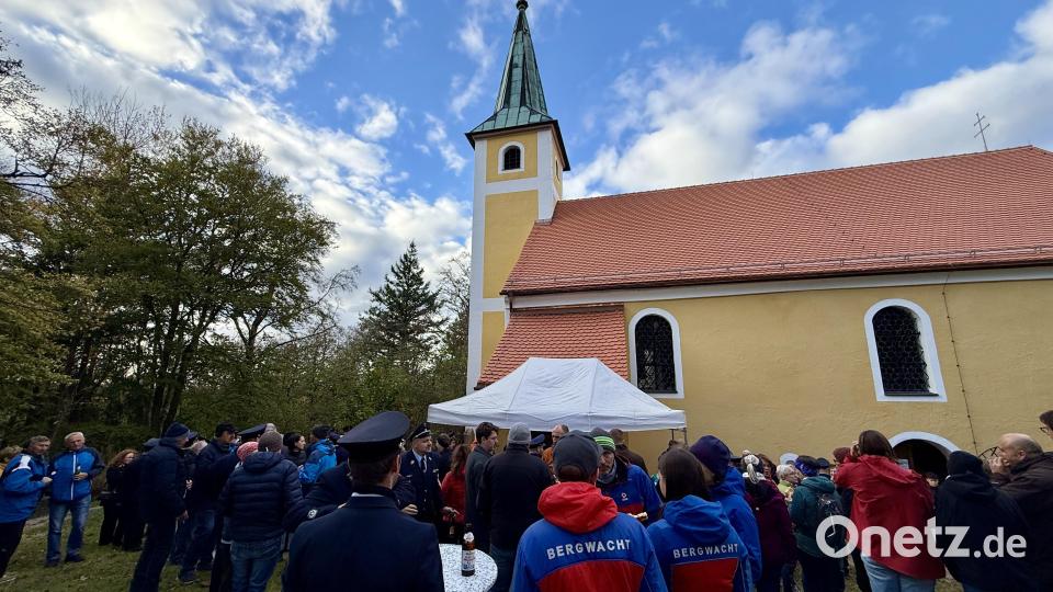 Bei der Johannisbergkirche versammelten sich die Einsatzkräfte, die beim Waldbrand im Juli/August 2026 im Einsatz waren, zu einem Dankgottesdienst. Bild: gri