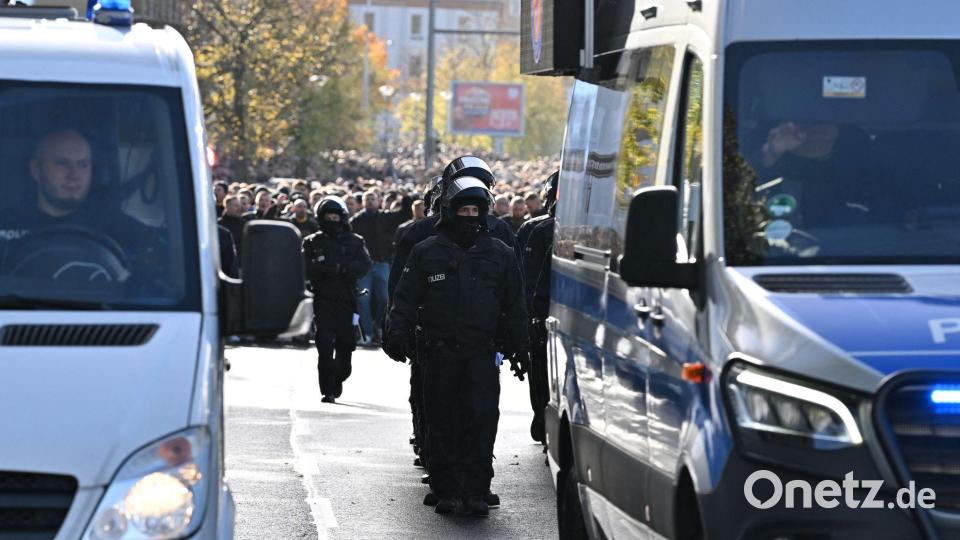 Mit einem großen Aufgebot begleitete die Polizei das 185. Niedersachsen-Derby. Bild: Swen Pförtner/dpa