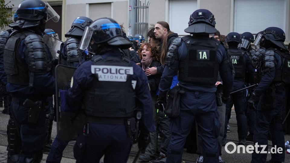 Die Polizei war mit einem Großaufgebot im Einsatz. Bild: Laurent Cipriani/AP/dpa
