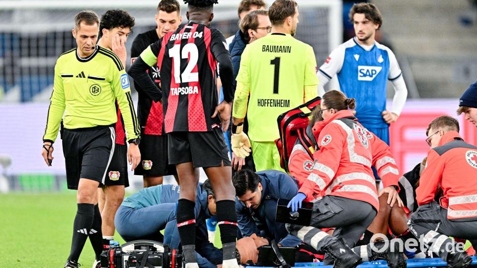 Badé wurde verletzt vom Feld getragen. Bild: Uwe Anspach/dpa