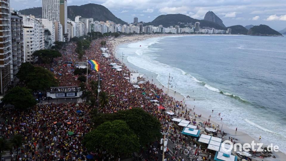 Tausende versammeln sich an der weltberühmten Copacabana. (Archivbild) Bild: Bruna Prado/AP/dpa