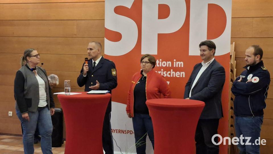 Den Fragen der anwesenden Einsatzkräfte stellten sich von links MdL Christiane Feichtmeier, POR Andreas Schieder, Andrea Glaubitz (DLRG), Sandro Gallitzdörfer und Sebastian Seibert (beide BRK-Kreisverband Weiden und Neustadt/WN). Bild: Hans Prem