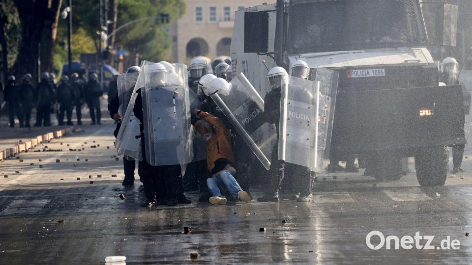 Es kam zu Zusammenstößen von Demonstranten und der Polizei. Bild: Hameraldi Agolli/AP/dpa